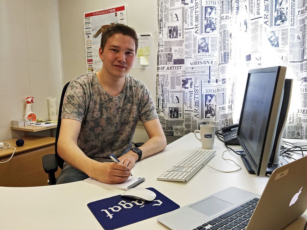 Sigurd Schanke (22) studerer i Trondheim, men er hjemme i Lakselv i sommer, og har sommerjobb som journalist hos Ságat.
 Foto: Marius Thorsen