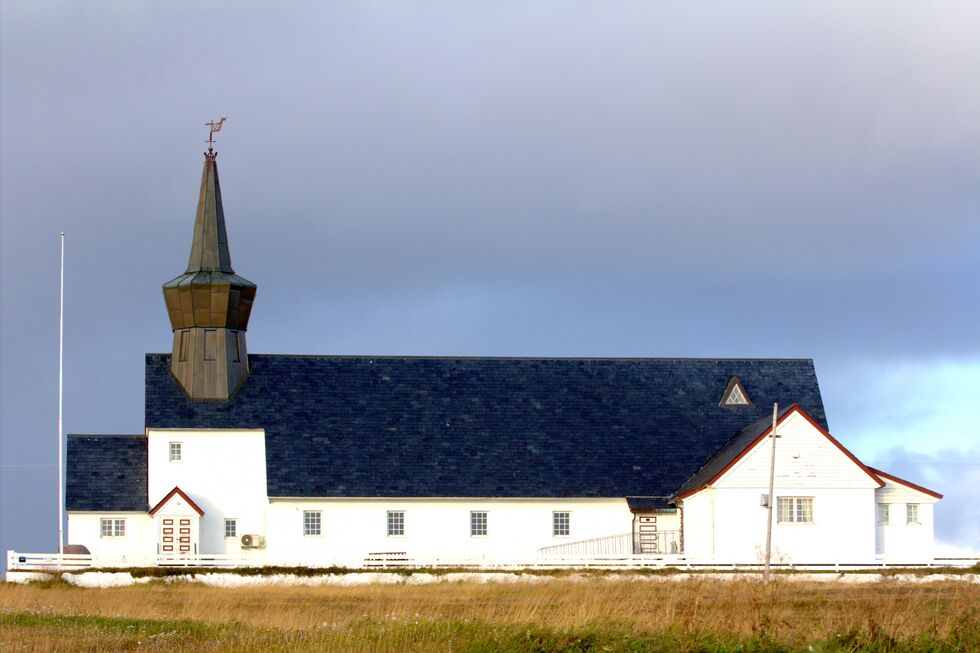 Værgudene sørget for et fint vær da kirka ble feiret.
 Foto: Marielle van Dop