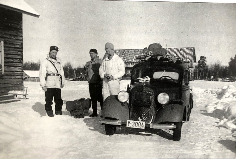Tidligere politibetjent Øystein Moensammen med sine kollegaer Einar Kollstrøm og Roy Carlsen på besøk på gården Nyrud, øverst i Pasvikdalen.
 Foto: Bilde eid av Øystein Moen