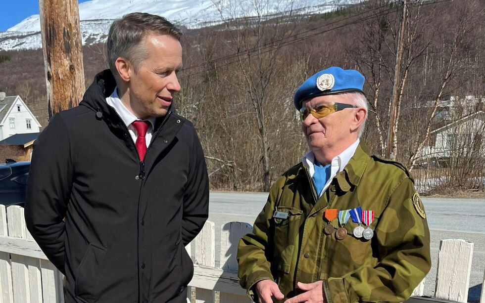 Kåfjord-ordfører Bernt Eirik Isaksen Lyngstad sammen med veteran Tor Otto Mikkelsen under frigjørings- og veterandagen.
 Foto: Elin M. Wersland