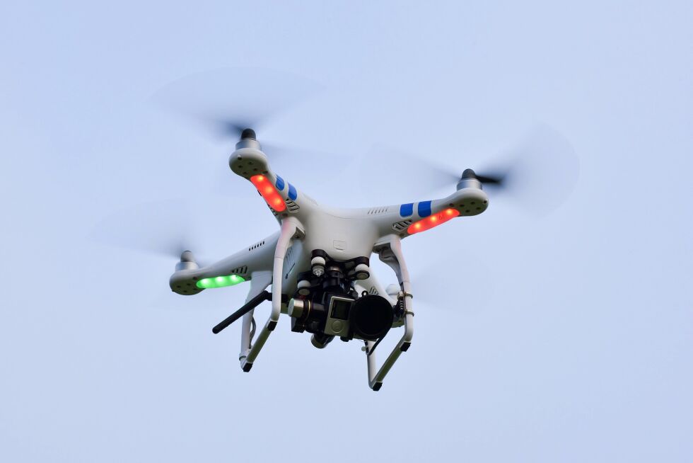 Forsvaret mener at sivile droner utgjør en sikkerhetsrisiko mot deres aktivitet i lufta, og ønsker seg derfor et generelt flyforbud i det bevegelige øvingsområdet mens Joint Viking pågår i mars.
 Foto: Illustrasjon