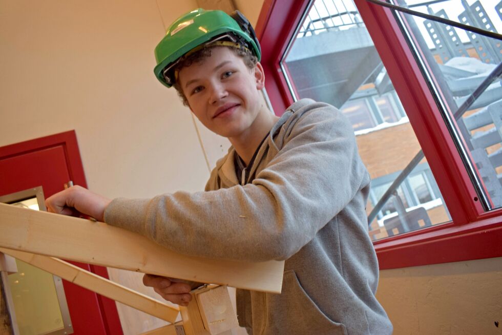 Johannes Ærø snekrer seg til seier og får sammen med de andre vinnerne dra til NM og til Arctic Skills i Torneo.
 Foto: Birgitte Wisur Olsen