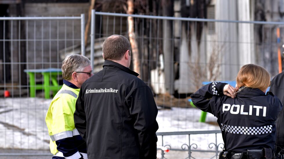 Både kriminalteknikere fra politidistriktet, flere lokale politibetjenter og en sivil brannutreder startet mandag sine undersøkelser på branntomta.
 Foto: Marius Thorsen