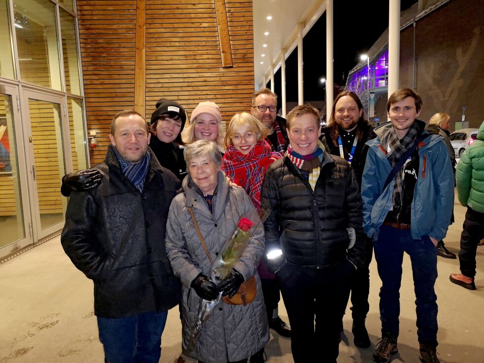 Per Ivar Jensen har klart det kunststykket å ta et alvorlig tema og gjøre noe morsomt med det. Et solid stykke arbeid. Her er Jensen (bak i midten) sammen med flere av skuespillerne i filmen og støtteapparatet.
 Foto: Erik Brenli