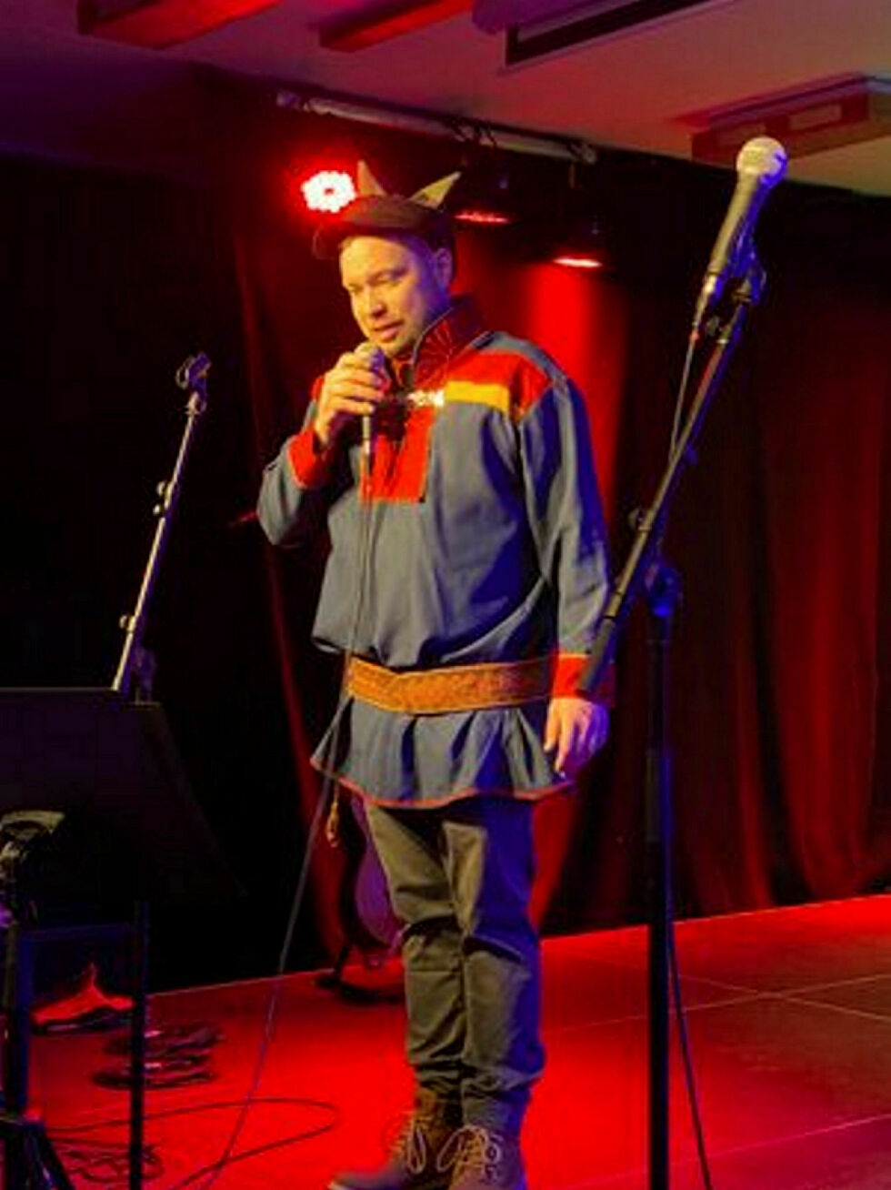 Mar­kus Ma­tell had­de sin egen mini-joi­ke­kon­sert der han over­ras­ket med å frem­fø­re en joik han had­de lag­et til Dag Broch og Inkeri Lai­ti­nen.
 Foto: Terje Lilleeng