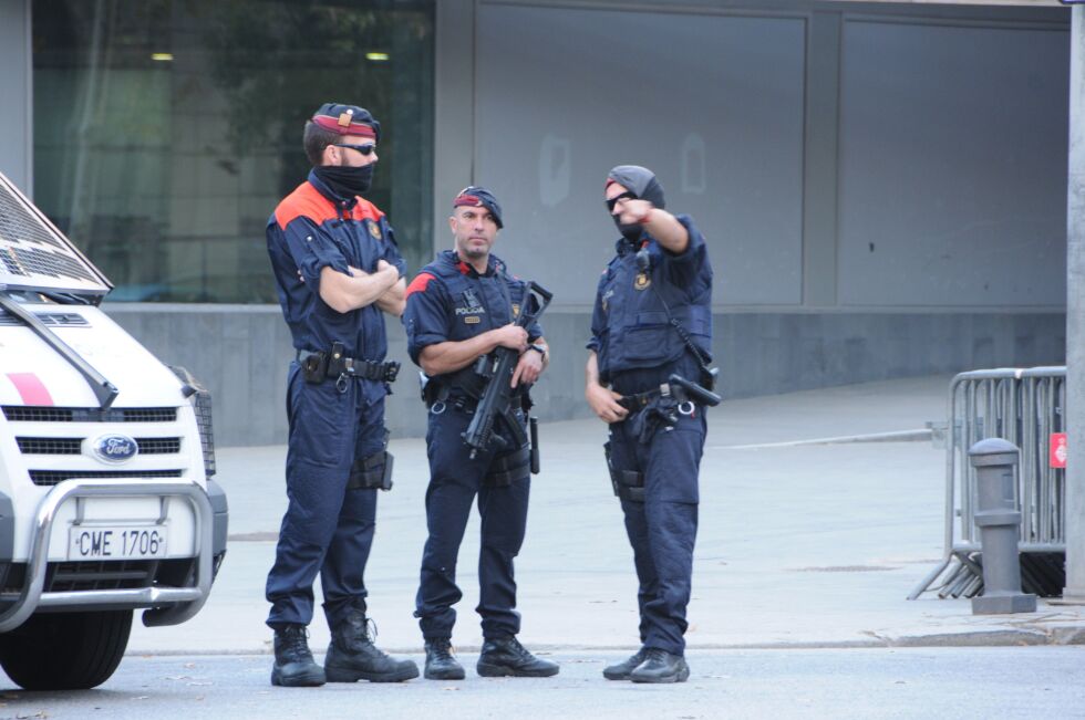 Katalansk politi i høy beredskap utenfor den ellers så fredelige Citadell-parken i Barcelona, der det katalanske parlamentet befinner seg.
 Foto: Stein Torger Svala