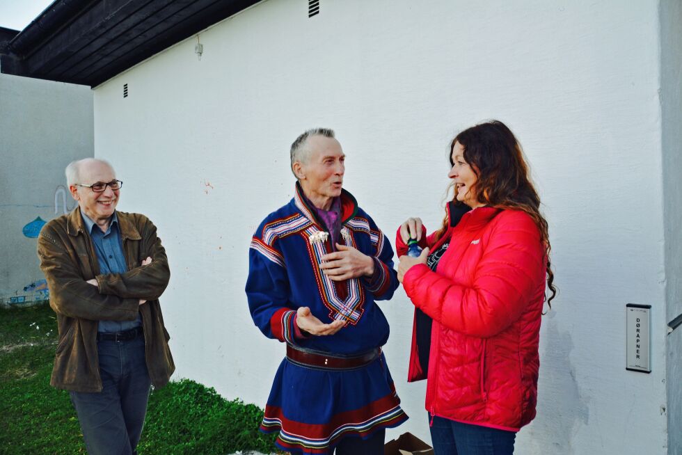Her står Issát Sámmol (i midten) sammen med Britt Kramvig og Harald Gaski. Issát Sámmol joiket da OCA var i Máze i forbindelse med planleggingen av en urfolksresidens i fjor høst.
 Foto: Elin Margrethe Wersland