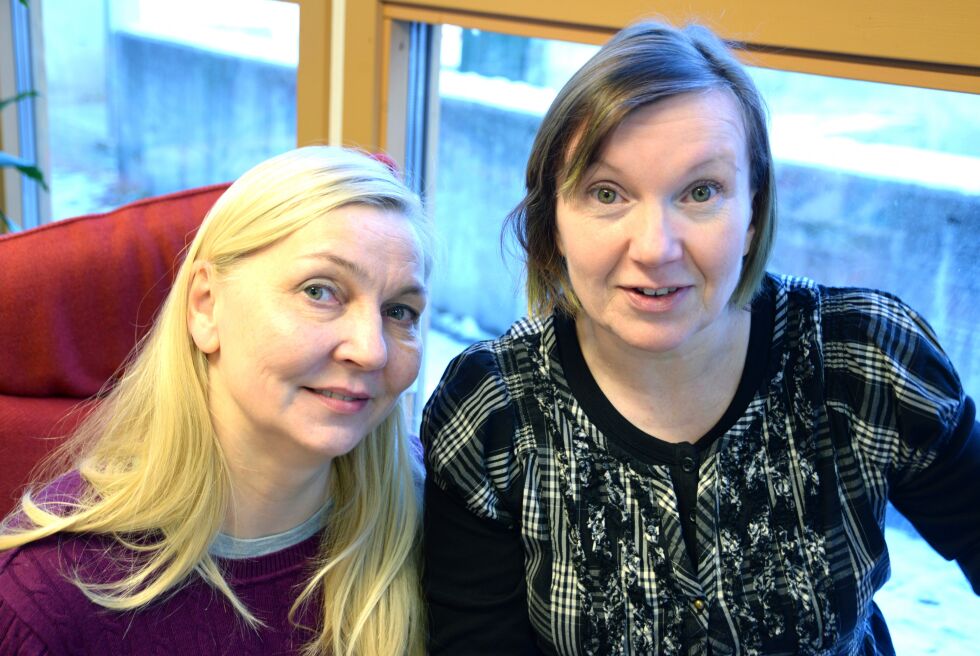 Liv Tone Boine (til venstre) og Irene Länsman frykter at det samiske språk går tapt dersom det ikke brukes muntlig, derfor reiser de rundt og forteller/synger historier for barn.
 Foto: Sonja E Andersen