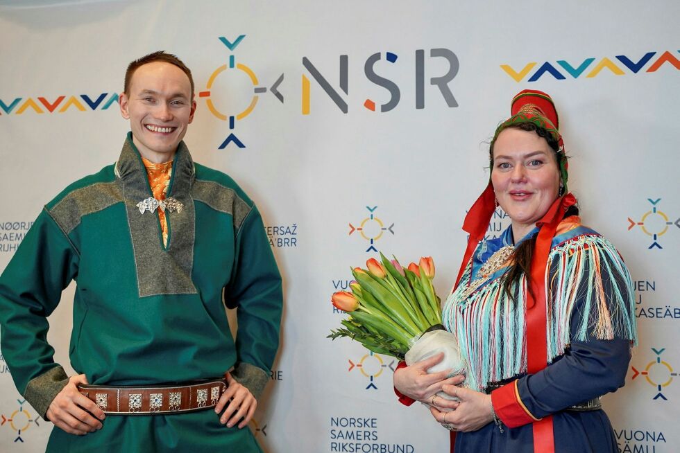 NSR-leder Runar Myrnes Balto gratulerer nyvalgt presidentkandidat Silje Karine Muotka.
 Foto: NSR