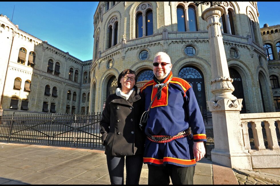 Avisseksjonen i Sálas deltar årlig i budsjetthøringer på Stortinget, her representert ved Kari Lisbeth Hermansen og Geir Wulff. Nå krever styret i Sálas at samiske forlag og aviser må ha konsultasjonsrett både med norske og samiske myndigheter.