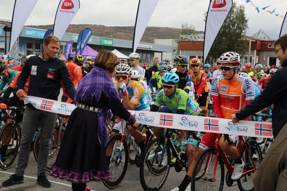 Med Thor Hushovd (til venstre) som den ene snorholderen, klippet sametingspresident Aili Keskitalo av startbåndet som markerte åpningen av etappen fra Tana bru til Kjøllefjord.
 Foto: Torbjørn Ittelin