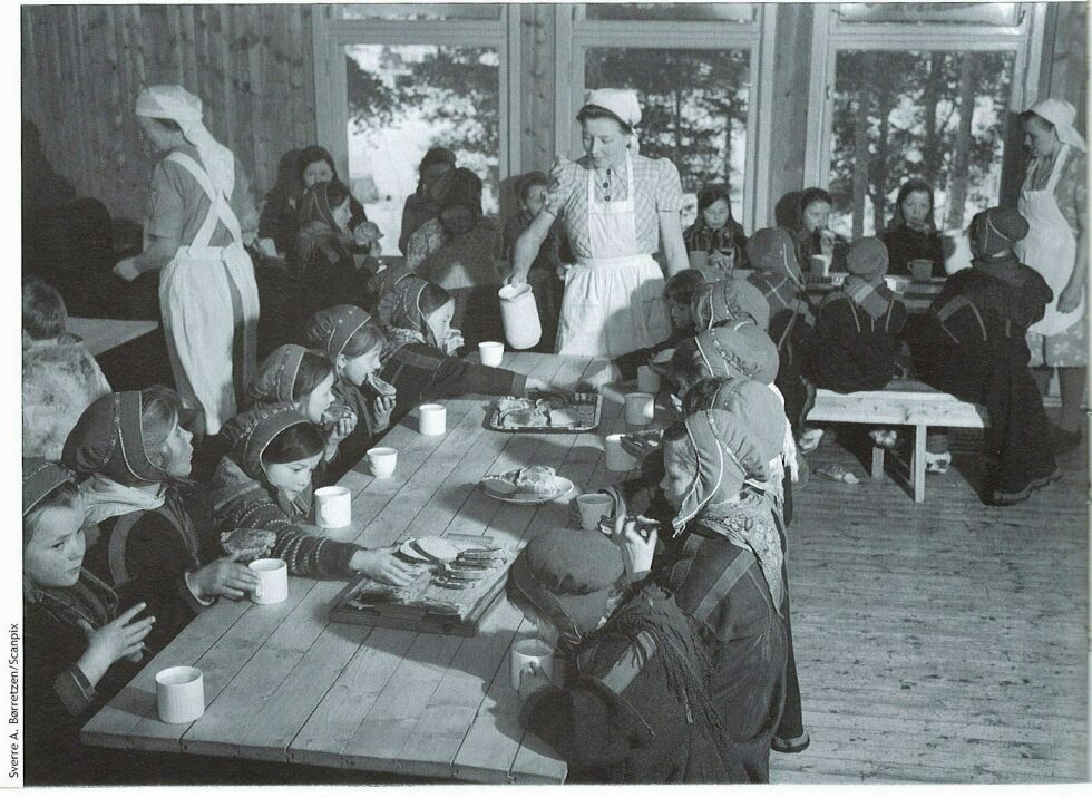 Internatbarn i Kárášjohka 1950-tallet.
 Foto: Sverre A. Børretzen/Scanpix