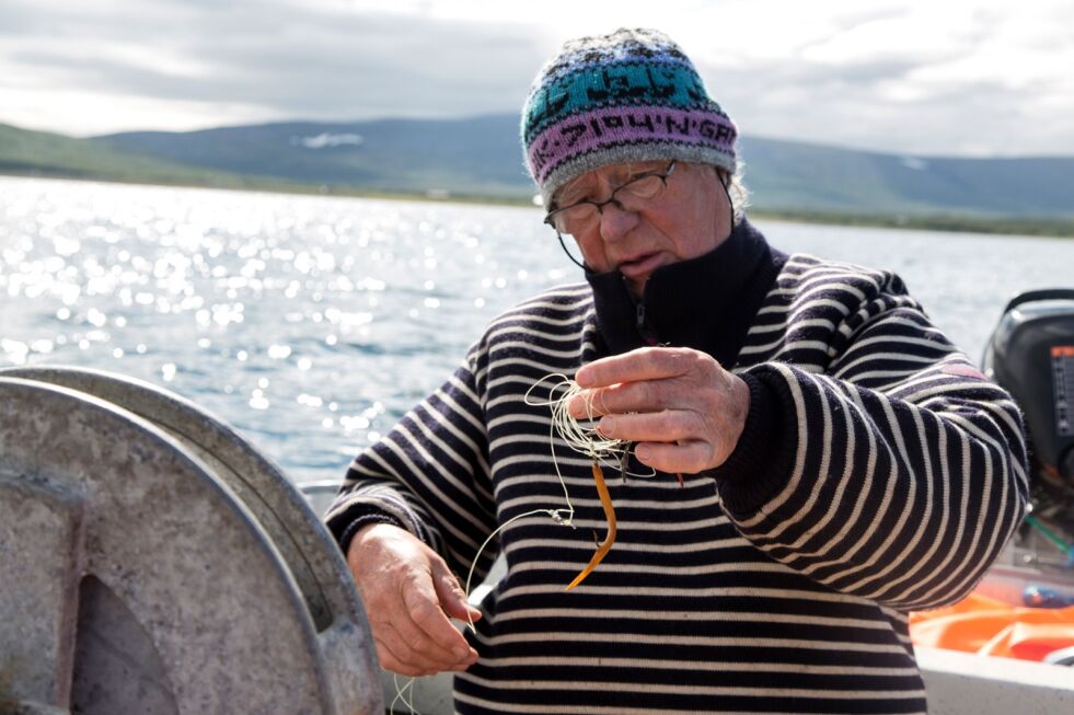 Magnar Mikkelsen liker å være ute på fjorden for å fiske. I boka «Svart hav» beskrev han det kapitalistiske rovfisket med trålere som pågikk i nord. Det ble også laget film ut fra den boka.
 Foto: Leif Gabrielsen
