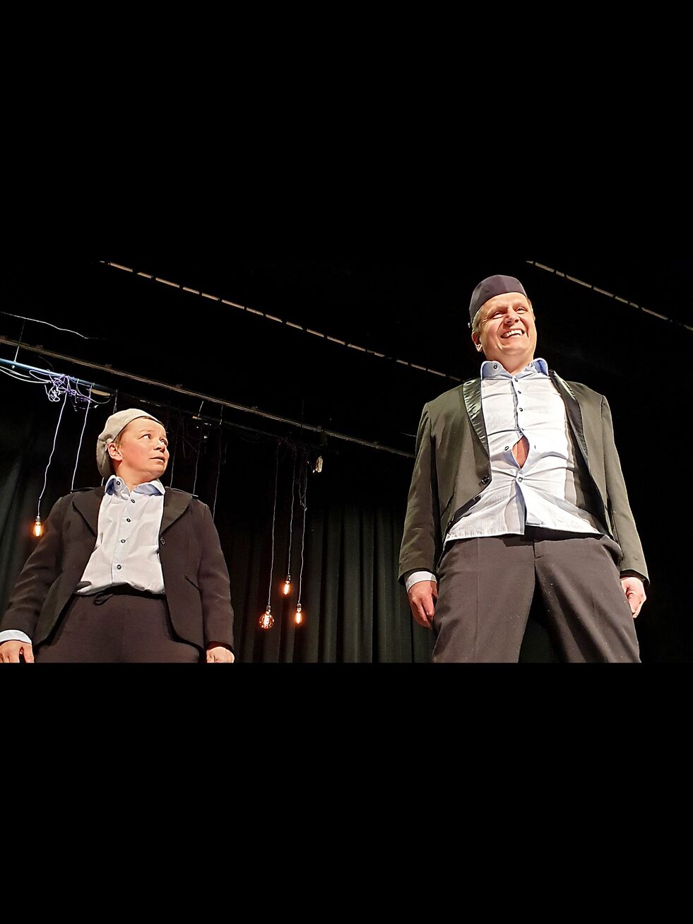 Per Ivar Harila og Lill Johanne Eliseussen i ett av i alt 22 numre som Jakobselvrevyen skal presentere i helgen.
 Foto: Johannes Ittelin-Brynhildsen