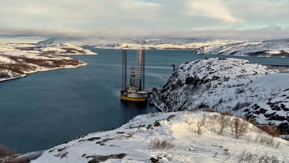 Boreriggen «Perro Negro 8» ruver med sine 120 meter så høyt at sola skinner på den såpass tidlig som 13. februar.
 Foto: Jon Aronsen