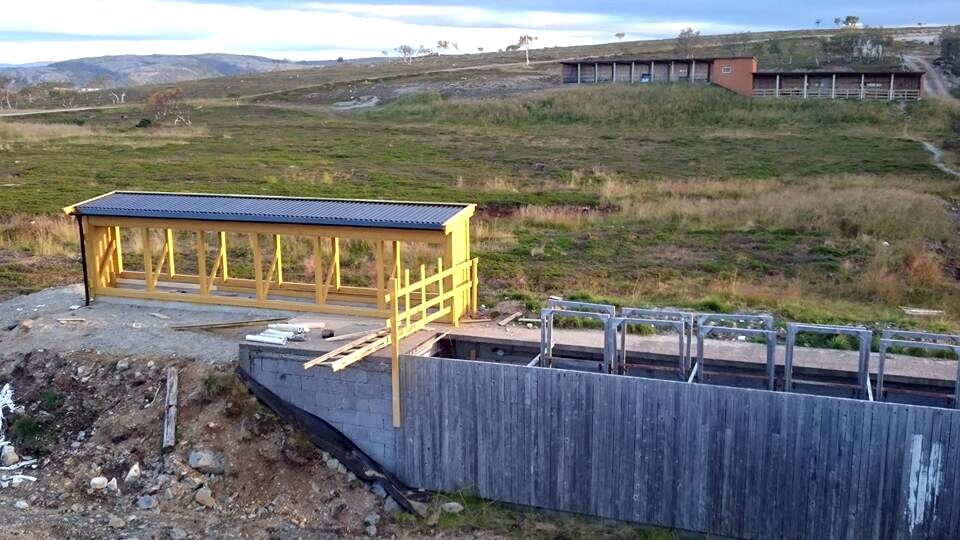 I forgrunnen på bildet fra juli 2017 ser vi skivehuset som skal romme den nye elektronikkenen til 100-meters banen. I bakgrunnen ser vi standplass.
 Foto: Porsanger skytterlag