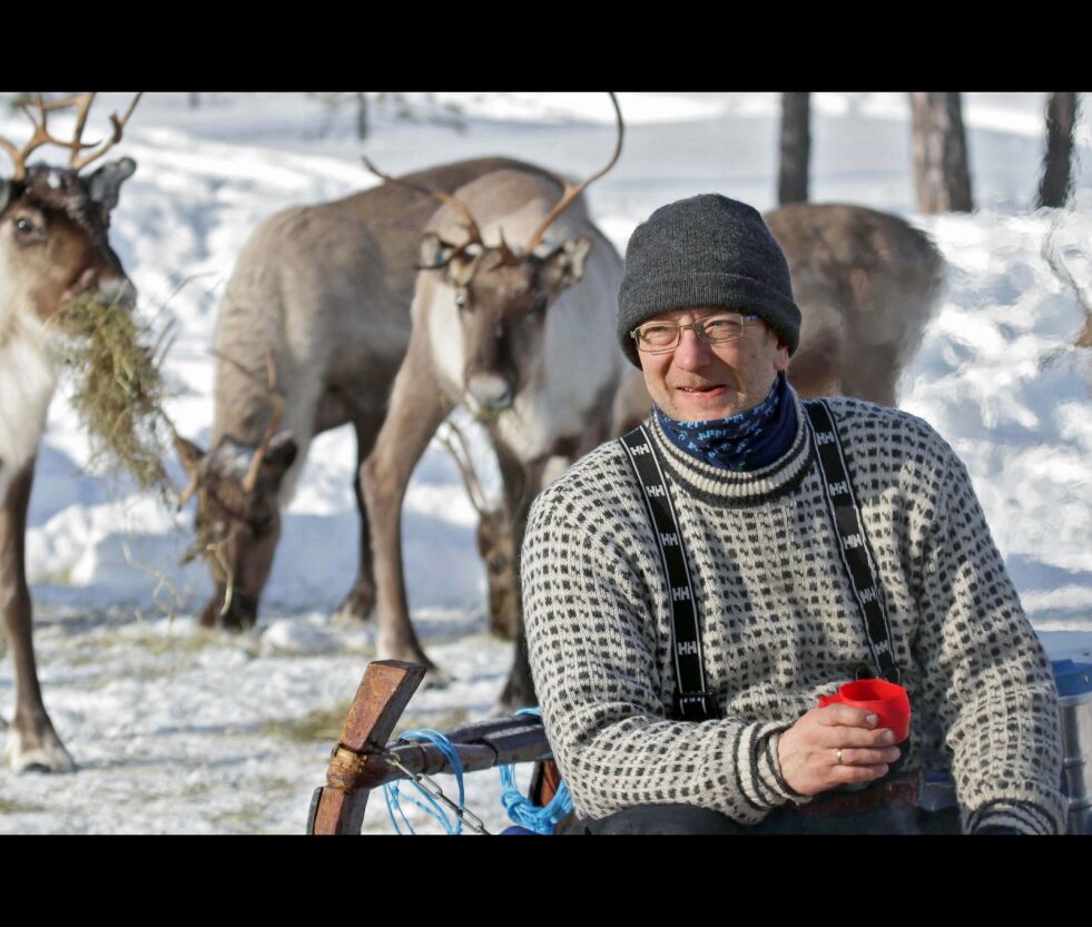 Egil Kalliainen og resten av jaktlaget har pause. Knallhardt terreng har gjort jakt umulig.
 Foto: Yngve Beddari