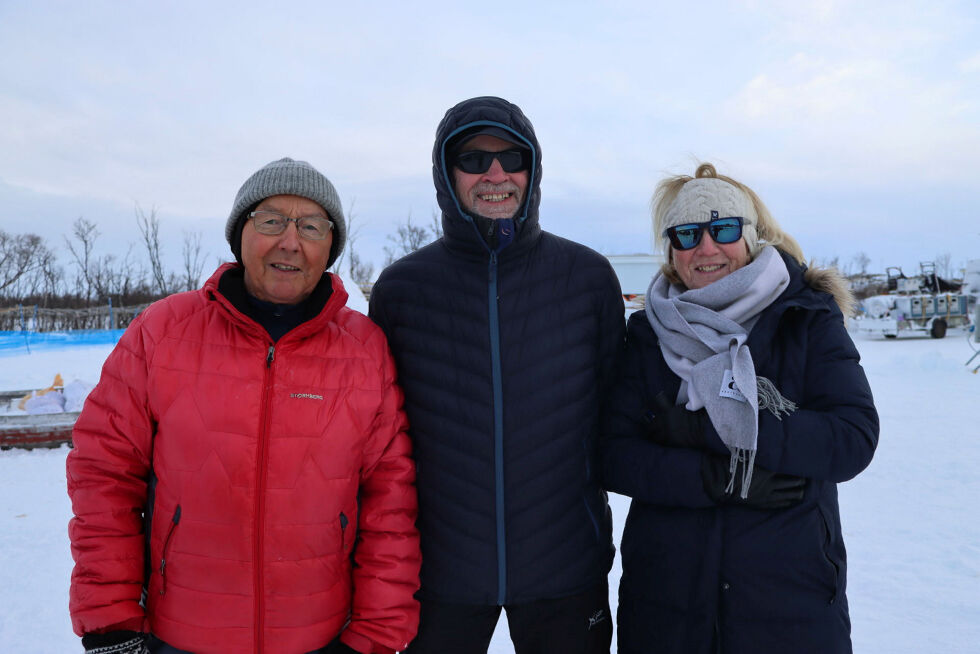 Svein A. Olsen og Jon og Anne Marie Holien tar årlig turen til sjekkpunktet ved museet i Varangerbotn for å se på hundene og førerne, og synes hundesledeløp er en flott sport.
 Foto: Mari-Ann Nilsen