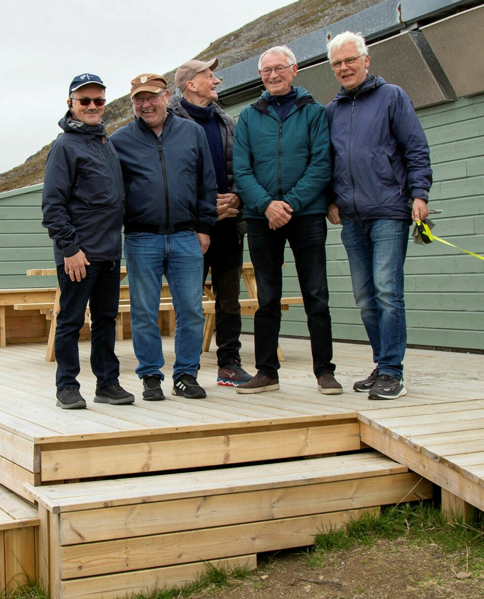 Oddbjørn Samuelsen (til venstre) gir stor ros til seniorgruppa for godt utført arbeid. Fra venstre Lars Simonsen, Rolf Andersen, Tor Egil Markussen og Hans Arvid Hansen. I tillegg består seniorgruppa av Werner Hansen, Ole Hartvig Jensen og Nils Arthur Jensen.
 Foto: Privat