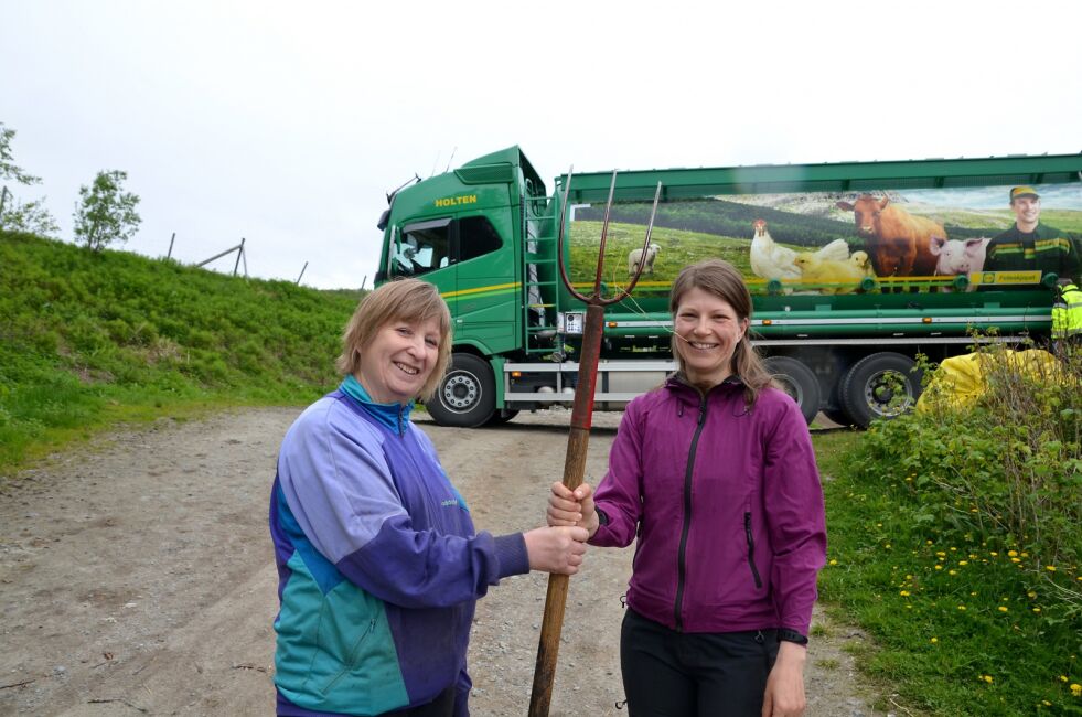 Mamma Grethe Liv overlater nå gårdsdriften i Olderfjord til datteren Ragnhild
 Foto: Roger Albrigtsen