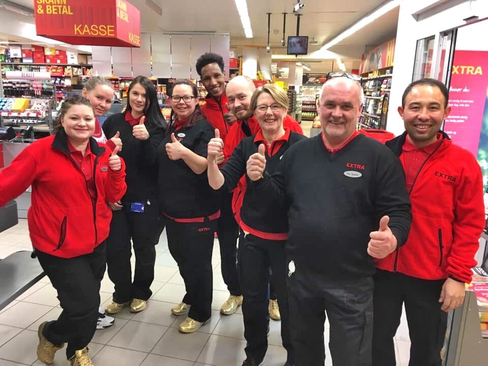 Sist torsdag var det glad åpning av Coop Ekstra i Honningsvåg. Her er noen av de ansatte som stilte på arbeid på den hektiske åpningsdagen. Fra venstre Christina Kaspersen, Renate Nilsen, Lena Juvdal, Ronja Karlsen, Zeray Nyzeghi, Andre Uttakleiv, Ingunn Karlsen, Per Gunnar Uttakleiv og Isa Motoqi.
 Foto: Robert Leine