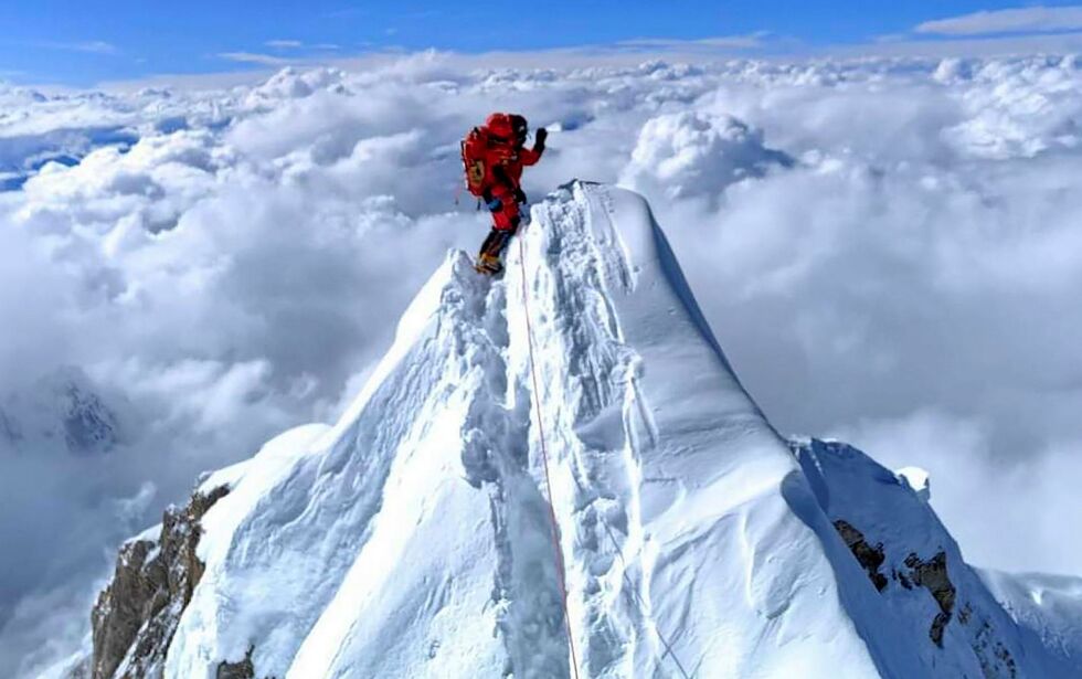 Kristin Harila har tatt halvparten av de 14 fjelltoppene på rekordtid. Her fra da hun besteg toppen av Manaslu i fjor.
Foto: 8Expedition