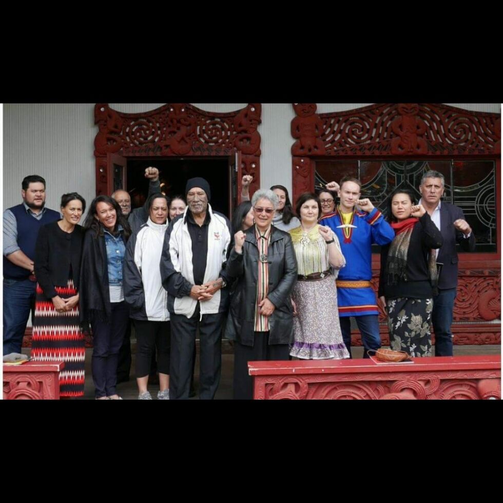 Sametingets delegasjon sammen med maorier utenfor Waipapa Marae University of Auckland.
 Foto: Lájlá Helene Eira, Sametinget