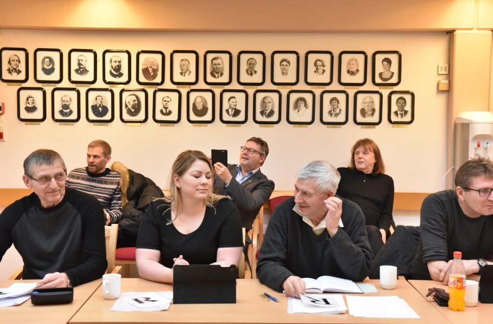 I bytte mot avgjørende myndighet i samepolitisk utvalg, får Høyre og FrP full råderett over midlene som skal settes av for å tilrettelegge for Forsvaret i porsanger. Det kan TLP-leder Åge Persen fortelle til Ságat. Her sammen med Høyres Jo Inge Hesjevik og Tarjei Leinan Mathisen på bakerste benk i kommunestyresalen fredag. Foran ser vi Asbjørn Kollevåg (FrP), Maja Stenbro Hanssen (H), Olav Andersen (H), samt Tore Samuelsen (H).
 Foto: Bjørn Arne Johansen