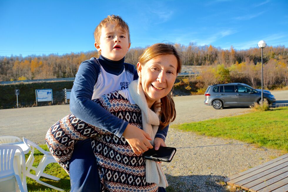 Vi intervjuet OCA-direktør, Katya Garcia-Antón, da hun besøkte Máze. Her er hun sammen med sin sønn, Aidan, på skuldrene. – Det er viktig at samarbeidet med Sápmi fortsetter inn i framtiden. Vi har en forpliktelse ovenfor Sápmi, sier hun.
 Foto: Elin Margrethe Wersland