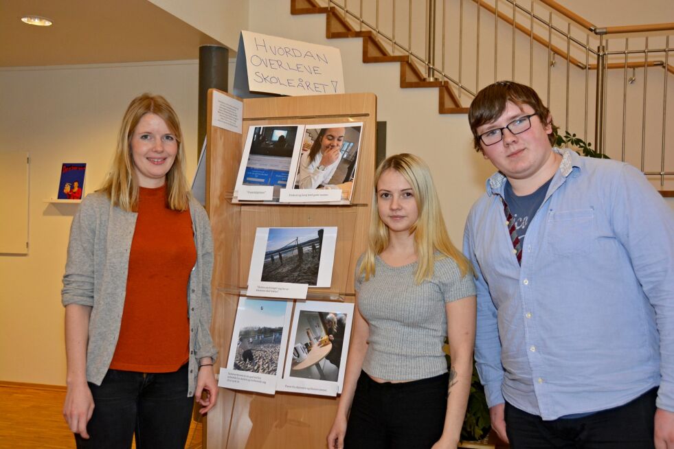 Masterstudent i folkehelsevitenskap, Vaiva Deraas Lieblein viser frem utstillingen med elevenes bilder av nærværsfaktorer, sammen med to av elevene; Ingri Maylen Larsen og Fredrik Ingebrigtsen.
 Foto: Kristin M Ericsson