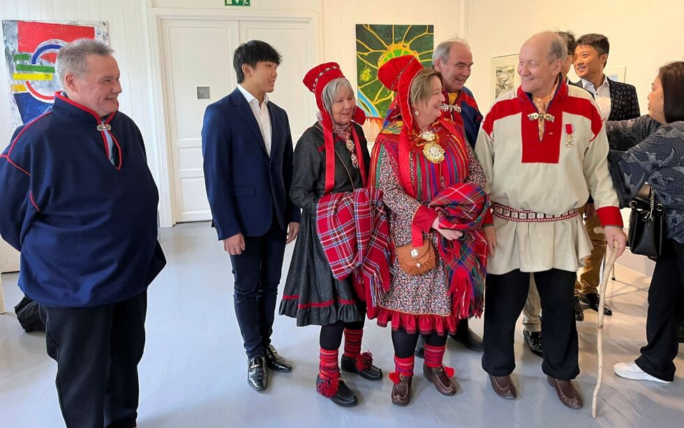 Familie og venner var til stede da kunstner Hans Ragnar Mathisen ble slått til ridder. På bildet ser du blant andre kunstneren sammen med tre av sine søsken, det vil si Gerd, Helene Marita og Jonny Grimsø.
 Foto: Elin Wersland
