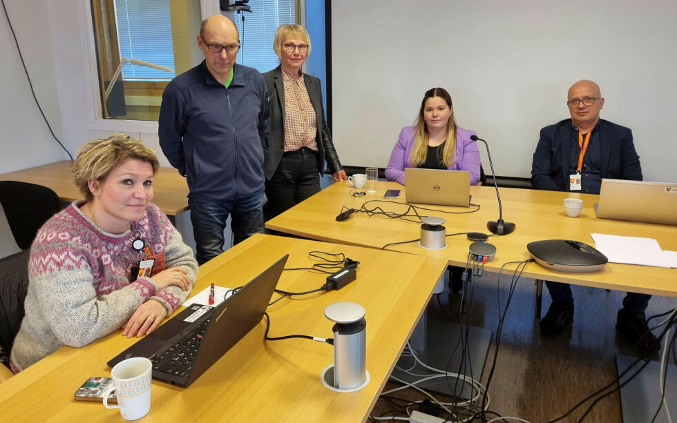 Et samlet formannskap i Nesseby krever at høyeste intensivberedskap beholdes ved Kirkenes sykehus. Fra venstre Marit Kjerstad (uavhengig), Øystein Nilsen (Sp), Berit Ranveig Nilssen (SFP), Hanne Iversen Noste (Ap) og kommunedirektør Charles Petterson.
 Foto: Torbjørn Ittelin
