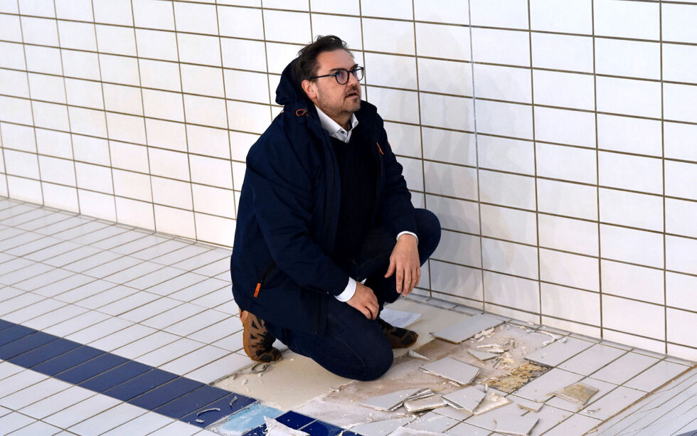 Roger Martinussen er sektorleder for kommunalteknikk og samfunnsutvikling, og viser oss hvilken forfatning bassengbunnen er i.
 Foto: Sara Olaussen Stensvold