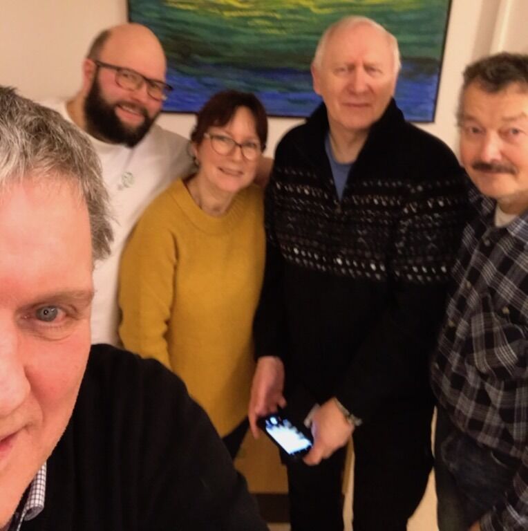 Stortingsrepresentant Geir A. Iversens (i forkant av bildet) utsagn om ny vår i Porsanger Senterparti, blir bekreftet av både Jon Nikolaisen (bak til venstre) og Paul Even Paulsen (bak til høyre).
 Foto: Geir A. Iversen
