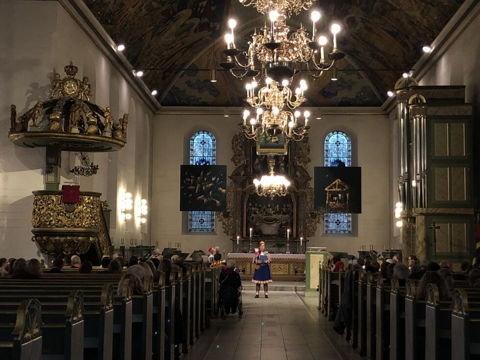 Etter festgudstjenesten sto kirkekaffen klar i krypten. Det ble presentasjon av Biibbal 2019, med musikk, historier og hilsener.
 Foto: Hannah Persen