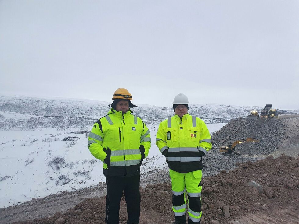 An­leggs­le­der Frantz Han­sen i An­legg Nord AS (til venst­re) og byg­ge­le­der John­ny John­sen (til høy­re) i Troms og Finn­mark fyl­kes­kom­mu­ne for­an ett av de­po­ni­ene som nå fyl­les opp med sprengt fjell på Torhophøgda. 
– Pro­sjek­tet har hatt god ut­vik­ling og frem­drift si­den byg­ge­start 4. ja­nu­ar, sier de.
 Foto: Tom Hardy