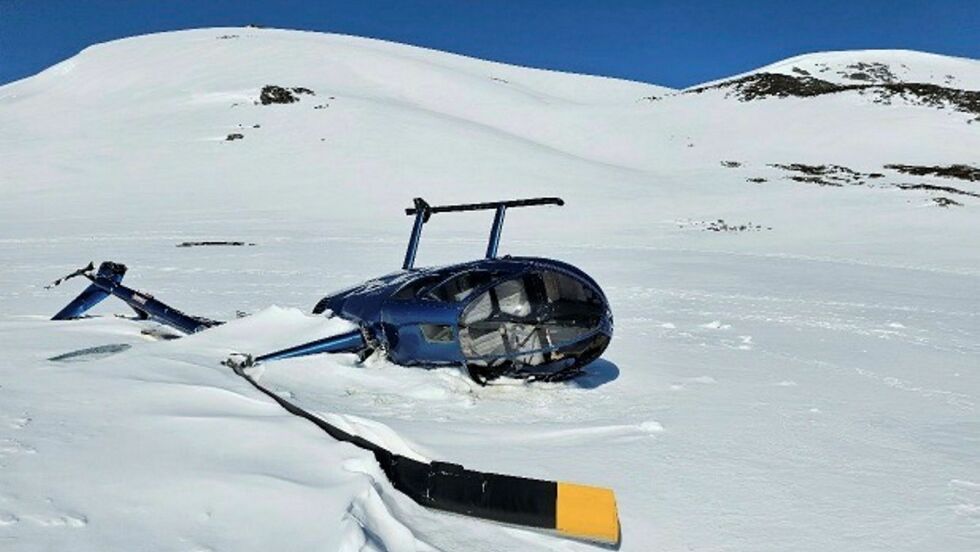 Da flygeren fløy over Oaggovárri/Fiskarfjellet så han en «hvit vegg» og bestemte seg for å snu tilbake til Alta. Helikopteret ble truffet av turbulens og fallvinder, så kraftige at de oversteg maskinens flygeegenskaper, ifølge Statens havarikommisjon. Bildet av Robinson R44-helikopteret er tatt av kommisjonen, to dager etter ulykken i mai i fjor. Det var varslet vest-nordvestlig vind den dagen. Ulykkesstedet ligger i et fjellområde som sannsynligvis kan skape turbulens ved vind fra vest, i følge kommisjonen.
 Foto: SHK