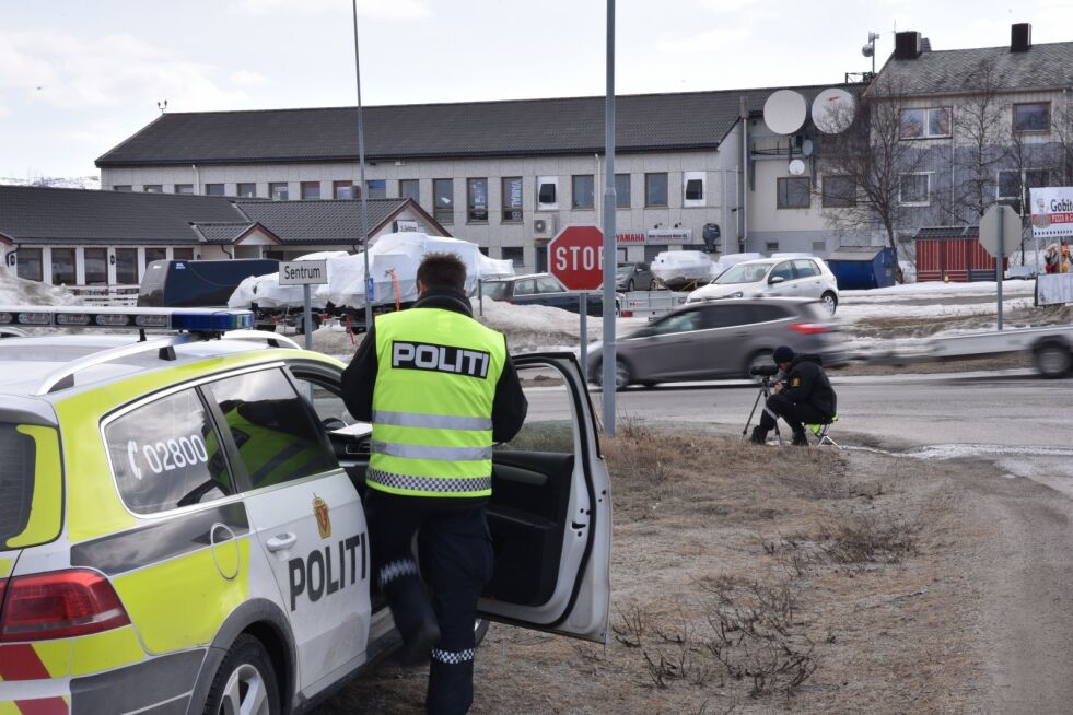 UP-betjentene Freddy Olaussen og Cato Arntsen var fredag ute for å sjekke mobilbruk og bilbelte i Lakselv sentrum. – Det er alltids noen som kjører både uten belte og med mobiltelefonen i hånda. Men vi ser at det har gått betraktelig ned etter at vi startet i Lakselv. Men blir man stoppet, så koster det 1.650 kroner å snakke i mobiltelefonen, forklarer Olaussen.
 Foto: Bjørn Arne Johansen