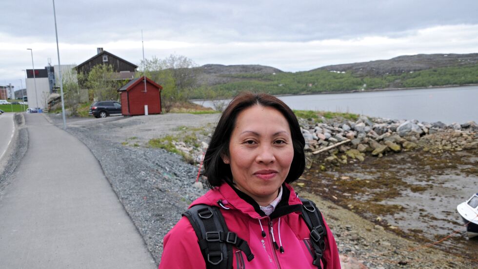 Emma Bredahl synes det ville vært fint om det ble satt ut benker langs sjøsida av Kirkenes, og mener Hinkefjæra (i bakgrunnen) ville vært en fin plass å ta en pause.
 Foto: Hallgeir Henriksen