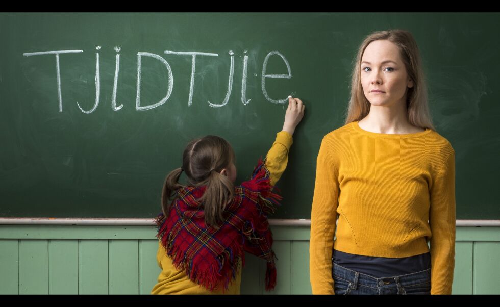 «Året var 1995, jeg var seks år og skulle flytte på internat»: Marja Lisa Thomasson fra Røyrvik spiller hovedkarakteren Anna i teaterstykket «Tjidtjie».
 Foto: Erik Børseth/Åarjelhsaemien Teatere