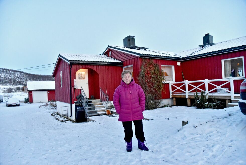 Siden i sommer har Dagny Larsen fra Igedas forgjeves ventet på at feieren skulle komme tilbake for å frese opp den tette pipa. I mellomtiden tør ikke Larsen fyre i vedovnen for å holde varmen i vinterkulda. – Plutselig kan det si poff. Hele pipa er jo koksa igjen med sot, sier Larsen.
 Foto: Bjørn Arne Johansen