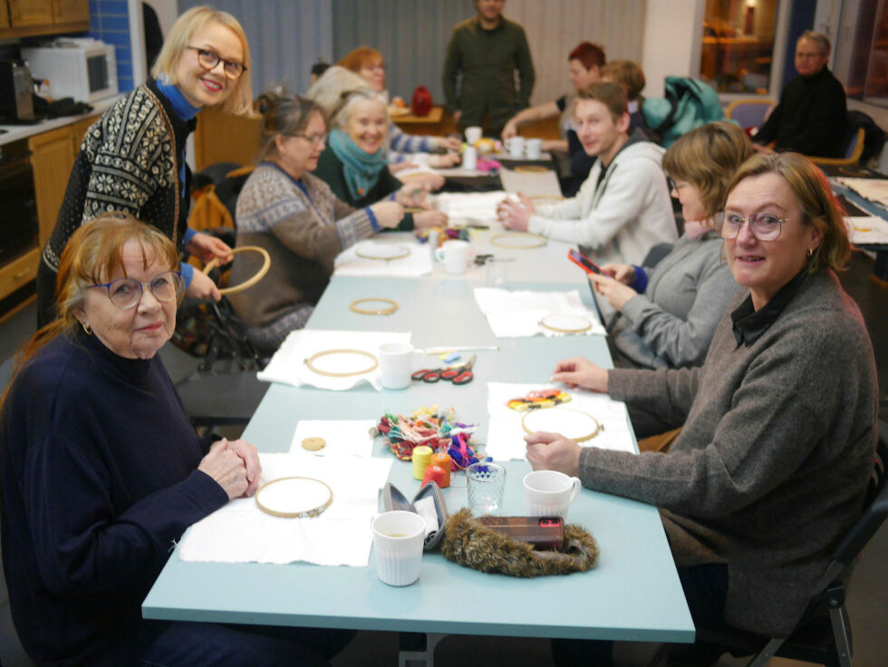 Folk satte seg ned for å brodere på Nordkappmuseet onsdag kveld.
 Foto: Geir Johansen