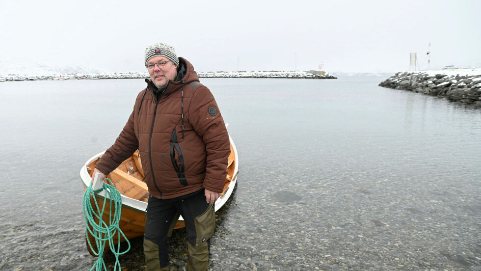 Steve Aslaksen, museumsleder i Kokelv er fornøyd med å få båter som kan brukes til museet.
 Foto: Irmelin Klemetzen