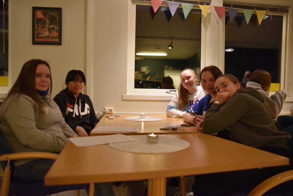 Ungdomsklubben åpnet på torsdag i Lakselv. På bilde (f.v.): Lena Maija Selnes Sara, Ina Nilsen, Tuva Rasmussen, Sarah Karita Guttorm og Janna Alva Mori Esaiassen.
 Foto: Kristin A. Humstad