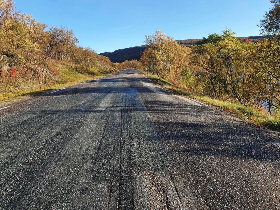 Fylkesvei 98 mellom Smalfjord og Vestertana er av de dårligste fylkesveier i Finnmark og i disse dager starter man med oppgradering, her et parti fra Smalfjord. Foto: Tom Hardy