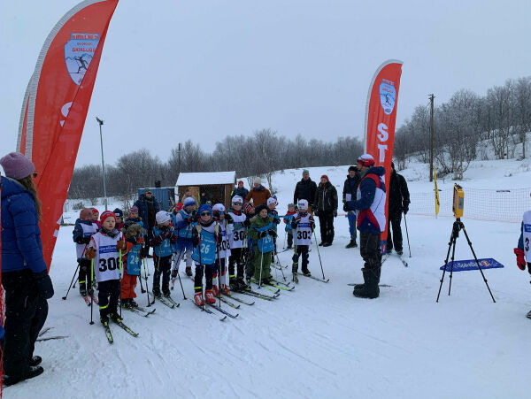 Fart og spenning i skicross for unge