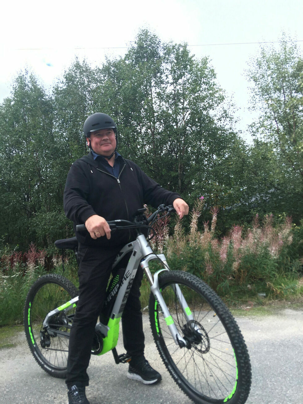 Det er ikke syk­kel ord­fø­rer Svein Atle Som­by (Ap) har fått dis­pen­sa­sjo­n for å bru­ke i ut­mar­ka. Også han øns­ker å høs­te av Kar­as­joks man­ge go­der om som­mer­en og høst­en.
 Foto: Stein Torger Svala