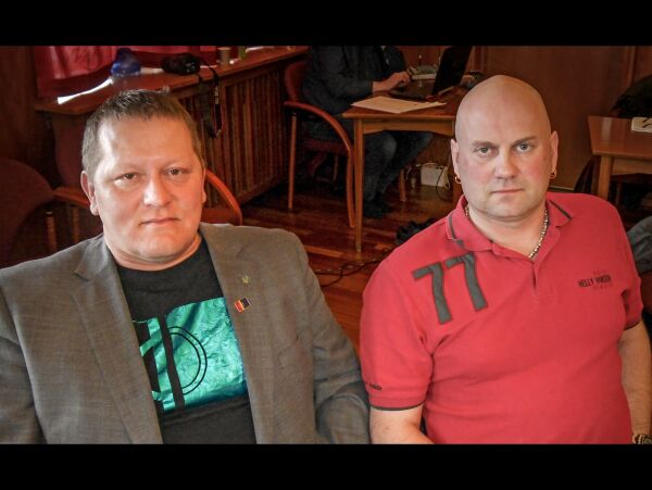 Bedt om å sette seg