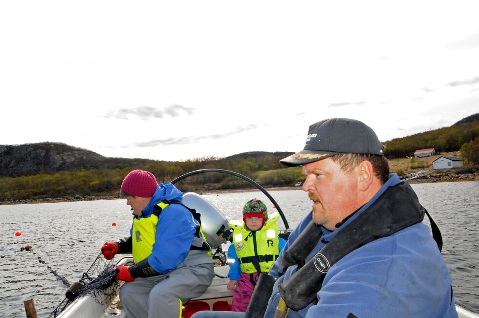 Farmor Solfrid Hansen, sønnen Frank Emil og barnebarnet Lars August utgjør generasjonsfiskerlaget i Jarfjord.
 Foto: Halllgeir Henriksen