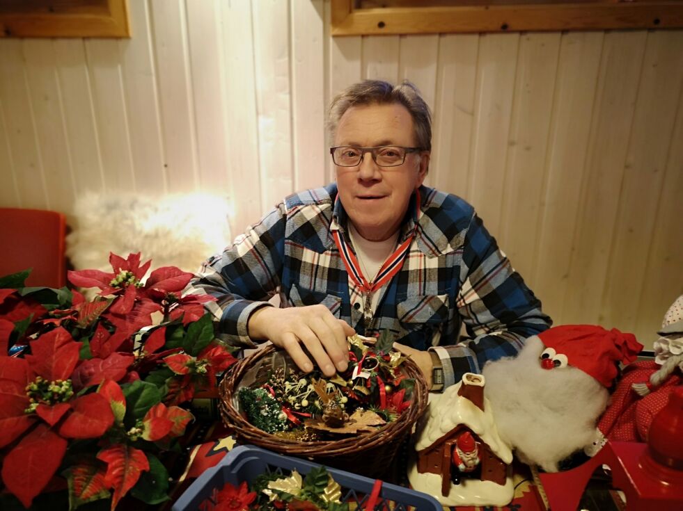 Terje Ellila var omgitt av juleeffekter, og hadde solgt både lysmansjetter og lysestaker da Ságat var på besøk.
 Foto: Erik Brenli